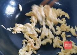 饺子皮版韭菜鸡蛋馅饼的做法图解2