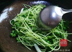 耗油炒豆苗的做法图解7