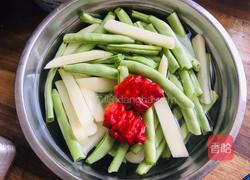 干锅肉丁配土豆四季豆的做法图解1