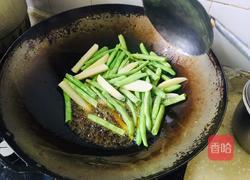 干锅肉丁配土豆四季豆的做法图解3