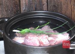 板栗萝卜猪骨汤的做法图解3
