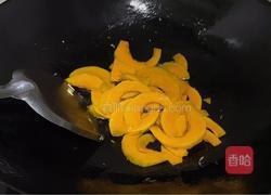 南瓜炒鸡蛋的做法图解4