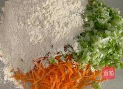 胡萝卜青椒鸡蛋饼的做法图解2