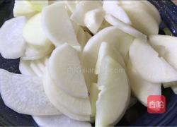 肉皮炖萝卜的做法图解2