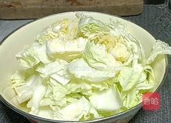 白菜炖肉圆子的做法图解1