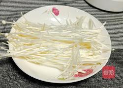 金针菇番茄肉片汤的做法图解2