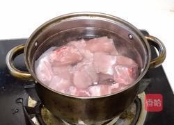 酸菜炖排骨的做法图解2