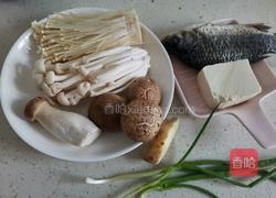 鲫鱼豆腐菌菇汤的做法图解1
