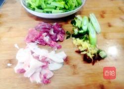 芹菜炒肉的做法图解1