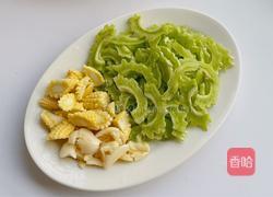 玉米笋炒苦瓜的做法图解1