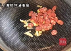 蒜苗胡萝卜炒腊肠的做法图解2