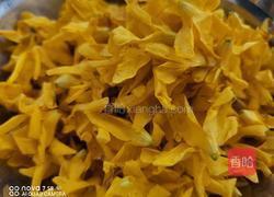连翘花饼的做法图解1