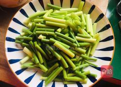 蒜苔生炒肉丝的做法图解2