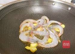 西兰花胡萝卜炒虾的做法图解13