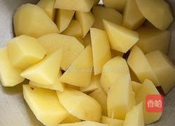 炸土豆块的做法图解1