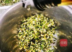 槐花蛋黄饼的做法图解3