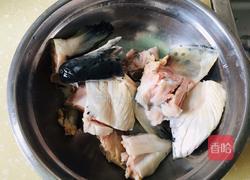 砂锅三文鱼头的做法图解1