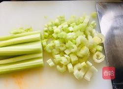 生渍芹菜心的做法图解1