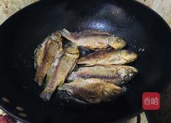 香酥小鲫鱼的做法图解3