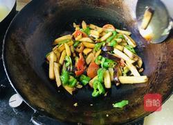 青椒西红柿炒茄子的做法图解7