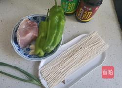 青椒肉丝凉拌面的做法图解1