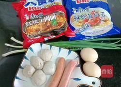 肉丸香肠炒泡面的做法图解1