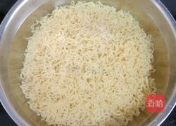 肉丸香肠炒泡面的做法图解9
