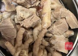猪脚排骨明虾煲的做法图解1