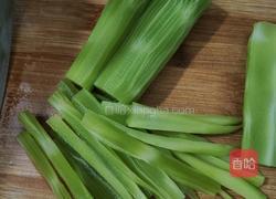 莴笋炒五花肉的做法图解2