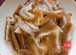 芹菜炒猪耳朵的做法图解1