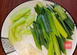 芹菜炒猪耳朵的做法图解3
