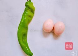 尖椒炒鸡蛋的做法图解1