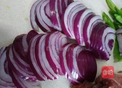 洋葱炒肉的做法图解2