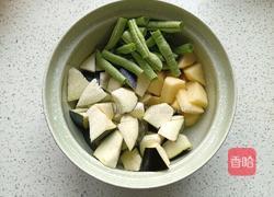 土豆茄子炖豆角的做法图解2