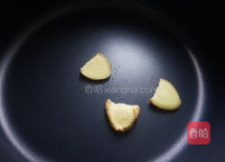 冬天补身必喝这碗汤——黄芪红枣炖鸡汤的做法图解2
