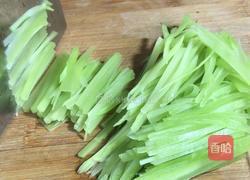 枸杞莴笋肉丝汤的做法图解2
