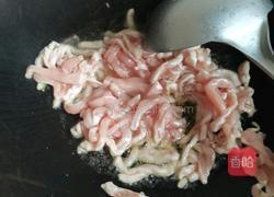 白菜帮蒜黄炒肉丝的做法图解8