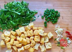 豆泡炒韭菜的做法图解1