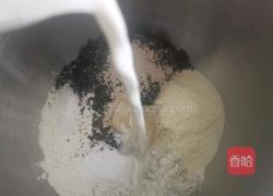 黑芝麻小餐包的做法图解2