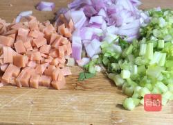火腿鸡蛋菜炒饭的做法图解2