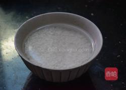 皮蛋瘦肉粥的做法图解1