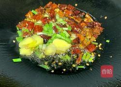 蒜苗炒腊肉的做法图解1