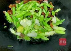 蒜苗炒腊肉的做法图解2