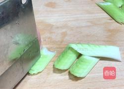 西芹孔雀开屏的做法图解1