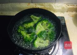 白灼西兰花的做法图解1