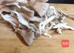 青椒炒平菇的做法图解1