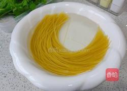 蹄汤米线的做法图解3