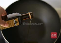 春日一口鲜香椿豆瓣酱炒鸡蛋的做法图解5