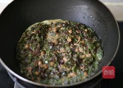 春日一口鲜香椿豆瓣酱炒鸡蛋的做法图解6