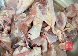 土豆炒鸡肉的做法图解1
